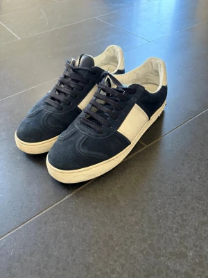 Valentino flycrews  - Snygga mörkblå Valentino flycrews i 39,5 men passar 40 41. En nit saknas på ena skor.