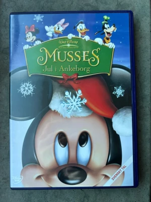 Musses jul i Ankeborg dvd - Musse Pigg - Musses Jul i Ankeborg är en DVD med svenskt tal. Filmen har en speltid på 67 minuter och produktionsår 2004. Textning finns på svenska, finska, engelska och isländska. Ljudformatet är Dolby Digital 5.1. Bildformatet är 16:9 (1.78:1). Extra material inkluderar "Utmaning i Jultomtens verkstad - Spel", "Gissa vad Kalle sjunger - Spel" och "Jultomtens val - Spel".  Finns på språk: Svenska, Finska, Engelska, Isländska, Estniska   OBS!! skivorna är begagnade så det kan förekomma repor