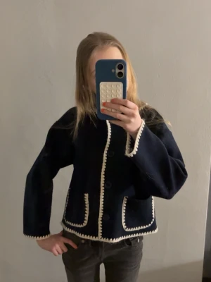 Marinblå vårjacka med vita detaljer - Populär!!🎱 köpt för 599 kr och är i storlek 134/140 men passar mig som är cirka 152 cm🤍🤍