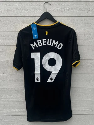 Bryan Mbeumo Manchester United Fotbollströja - Säljer en Manchester United fotbollströja med Mbeumo 19 på ryggen som är helt ny med prislapp!