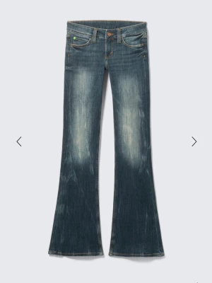 Blå bootcut jeans från Cheap Monday - Säljer mina blå bootcut jeans från Cheap Monday i storlek 27/30. Endast använda 1-2 gånger, så de är inprincip i nytt skick och säljer bara pga fel storlek💞