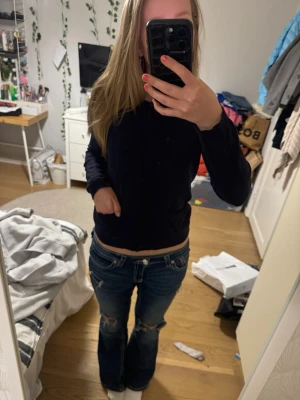 Svart kofta i bomull - Säljer en klassisk marinblå kofta i bomull. Perfekt för lager-på-lager-stil och passar till alla tillfällen. Den har långa ärmar och en enkel design som gör den lätt att matcha med andra plagg. Perfekt för både vardag och lite finare tillfällen.