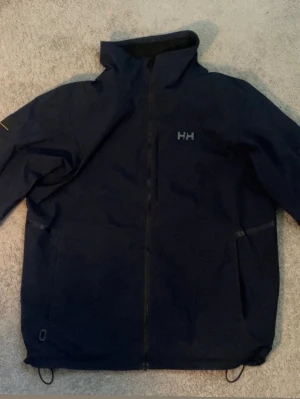 Helly Hansen jacka - Nästintill helt ny från butik, Köpt för 1499 kvitto kan fixas! Vid frågor är det bara att höra av sig.