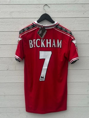 David Beckham Manchester United Fotbollströja  - Säljer en Manchester United fotbollströja med Beckham 7 på ryggen som är helt ny med prislapp!