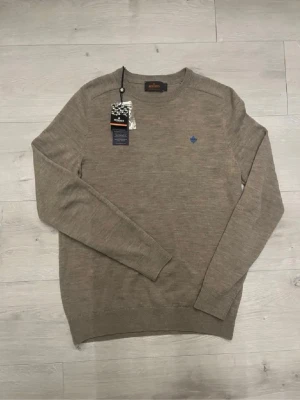 Morris tröja begie  - Hej! Säljer denna Morris tröjan//lappen finns kvar//modellen är 180cm och väger 70kg//fråga gärna! 