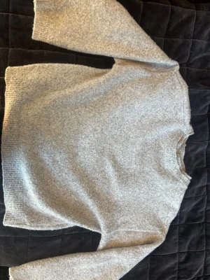 Ljusgrå stickad tröja - Säljer mysig ljusgrå stickad tröja från lewkin för 195.