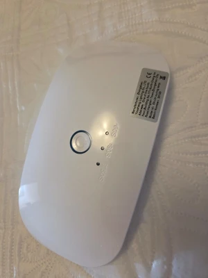 Vit LED UV-lampa för naglar - Smidig och kompakt vit LED UV-lampa för naglar, perfekt för att härda gelélack hemma. Lampan har flera små LED-lampor på undersidan och en enkel knapp på ovansidan för att starta. Tillverkad i plast och lätt att ta med sig. Aldrig använd. Sladd ingår.