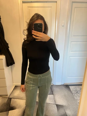 Gröna mjukisbyxor med fickor - Säljer ett par ljusgröna mjukisbyxor med bred resår i midjan och snörning. Byxorna har stora fickor fram och bak med lock, samt raka ben. Perfekta för chill dagar och riktigt sköna att ha på sig. Materialet är mjukt och stretchigt, troligen bomullsmix. Byxorna är i storlek S och har bara använts några gånger så de är i mycket bra skick. Priser kan diskuteras 