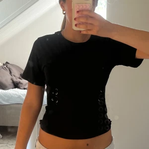 T-shirt  - Snygg t-shirt med detalj framtill❤️❤️Så snygg om man vill snygga upp sin basic outfit nu till skolan!! Skriv om ni har några frågor!🩷🩷inte mina bilder men skriv om ni vill ha mer bilder!