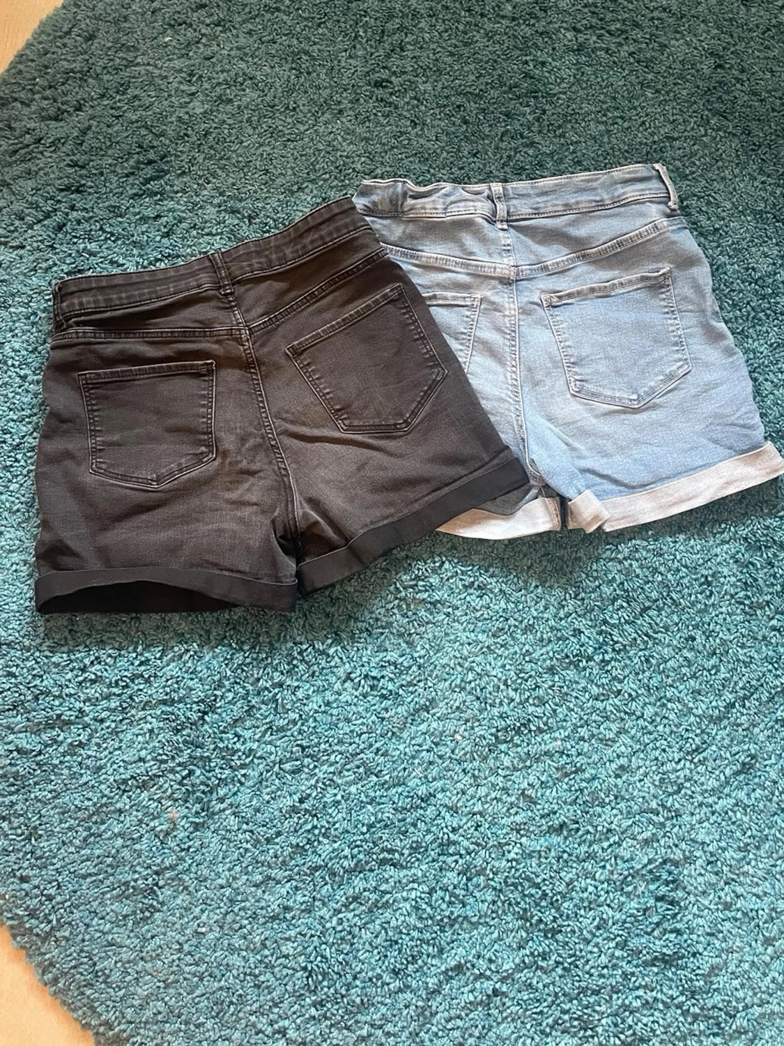 Jeansshorts i svart och ljusblå - 1