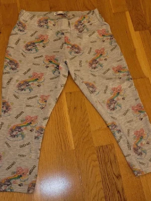 Care Bears byxor  - Supergulliga pyjamasbyxor med Care Bears tryck, når till knäna. Från Cubus och använda 1 gång, så i nyskick.