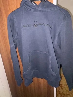 Marinblå hoodie från Sail Racing - Snygg marinblå hoodie från Sail Racing 