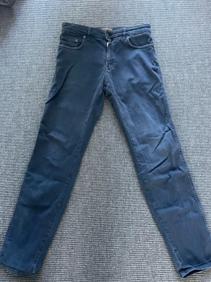 Mörkblå Cavaliere jeans - Snygga mörkblå jeans med klassisk femficksdesign och dragkedjegylf. Jeansen har raka ben och är tillverkade i ett mjukt denimtyg som ger en skön passform. Perfekta för dig som gillar en enkel och stilren look.