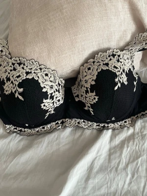 Svart spets-bh med brodyr - Har endast använt 2 gånger
