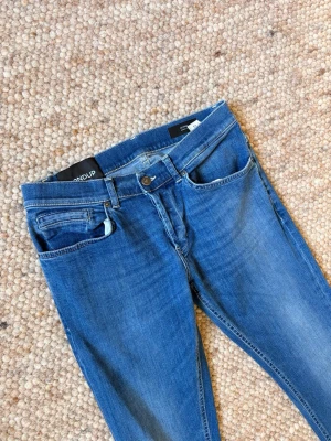 Dondup George  - Säljer dessa feta Dondup George jeansen👌. Storlek W32 passar även W31🙌, Skick: 10/10 i princip nyskick🌟. Hör gärna av dig vid frågor eller funderingar👍