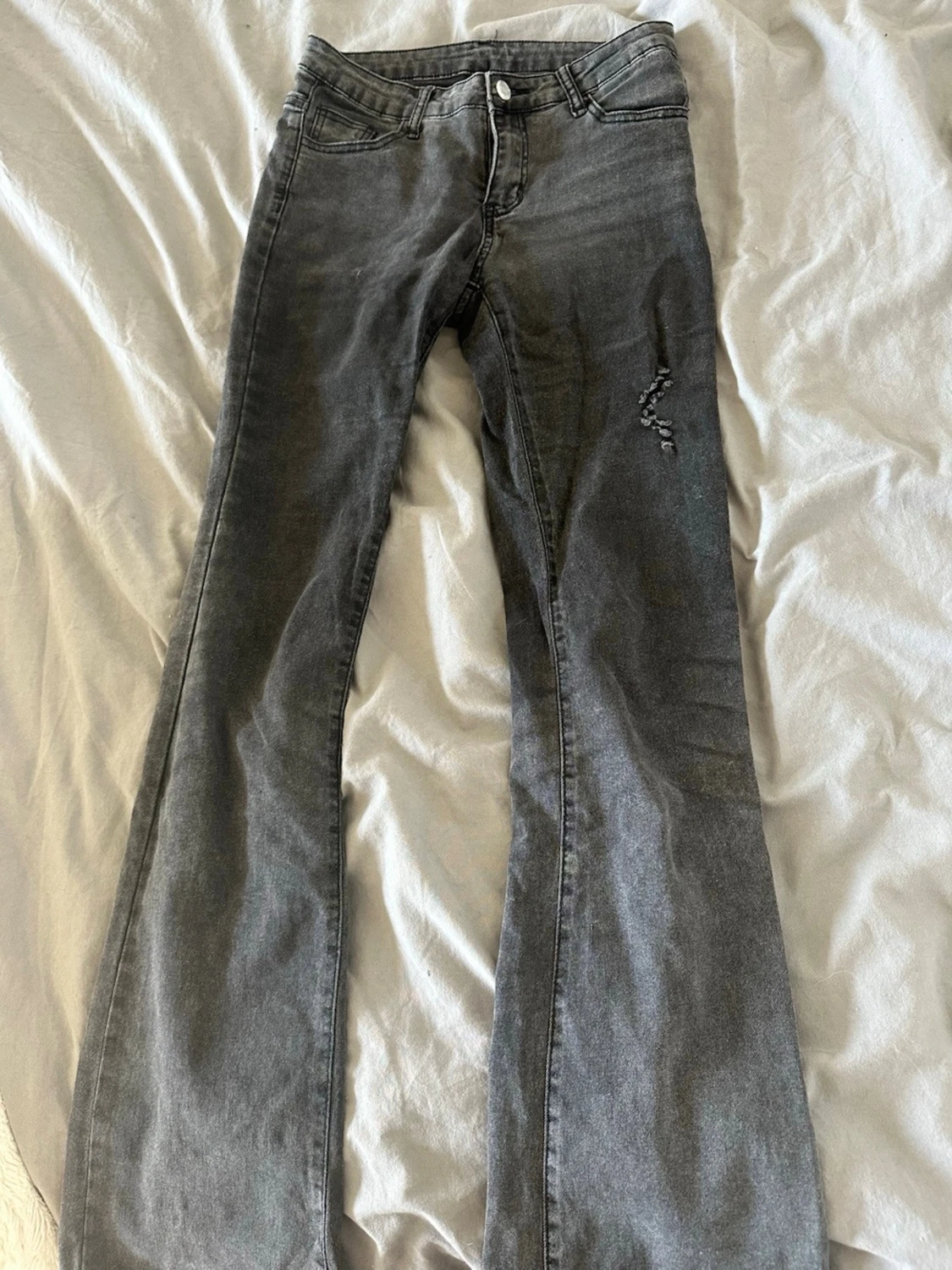 Grå raka jeans med slitning - 2