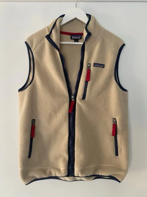  Patagonia fleeceväst   - Säljer denna trendiga fleeceväst av patagonia. I storlek S i mycket bra skick. 
