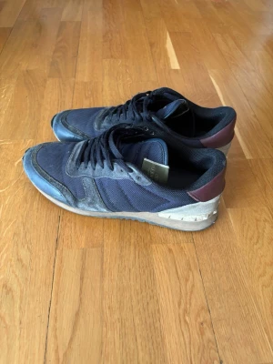 Valentino rockrunners - Ett par schyssta rockrunners. Välanvända men de har mycket kvar att ge. Kan behöva en tvätt. Pris kan diskuteras vid snabb affär