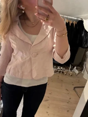 Ljusrosa kavaj med trekvartsärm - Säljer en ljusrosa kavaj med trekvartsärm från Kaliko, perfekt till våren! Det står att den är i storlek 10 men skulle gissa att det motsvarar S eller 38! Säljer då den inte passar, den är i väldigt bra skick. Skriv vid frågor💗