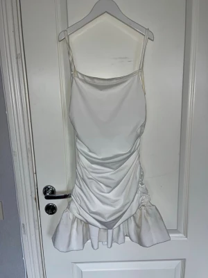 Vit kort klänning från SHEIN - Säljer en vit kort klänning från SHEIN med smala axelband.