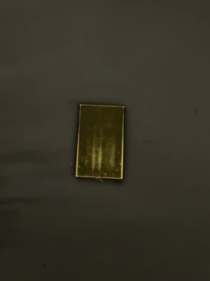 Guldig metallisk plånbok - Snygg och stilren plånbok i metall med guldig finish. Rektangulär form och minimalistisk design som passar perfekt för kort och sedlar. Enkel att bära med sig i fickan eller väskan.