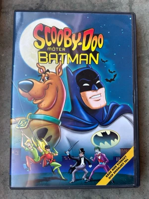 Scooby doo möter Batman dvd  - DVD-film med Scooby-Doo och Batman. Speltid: 78 minuter. Textning: Svenska, danska, norska, engelska.  Finns på språk: Svenska, Danska, Norska, Engelska  OBS!! skivorna är begagnade så det kan förekomma repor/hairlines på skivorna, men då jag kollar igenom alla filmer jag säljer garanterar jag att alla funkar felfritt om inget annat står! :)