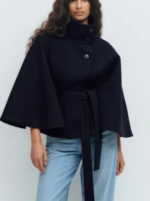  cape-kappa med knytband - Stilren  cape-kappa med hög krage och knappar framtill. Kappan har vida ärmar och ett matchande knytband i midjan för en snygg siluett. Tillverkad i ett tjockare tyg som ger en elegant look. Perfekt för dig som vill ha något unikt och trendigt.