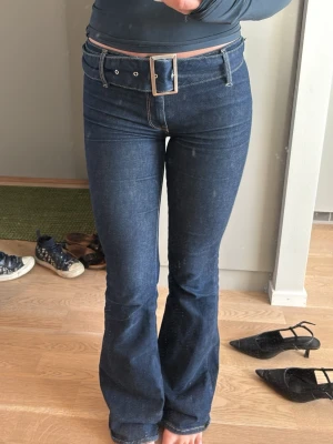 Jeans med bälte  - Så skygga i fint skick, bältet går att ta av. Delarna som håller bältet har halvt lossnat på 3 ställen de går att använda ändå men lätt att sy ihop också. Jag är 168