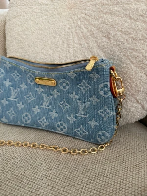 L V Handväska  - Superfin elegant denim handväska. Använd 1 gång bara.