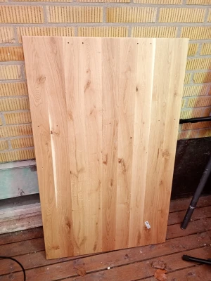 Bänkskiva TornvikenFuru  - Säljer en rektangulär träskiva i ljus ekfanér med naturligt träådringsmönster. Perfekt som bordsskiva, hylla eller för egna DIY-projekt. Skivan har förborrade hål på ena sidan och är slät på båda sidor.bänkskiva TornvikenFuru IKEA. OBS Skickas ej o Hämtas i Skene.