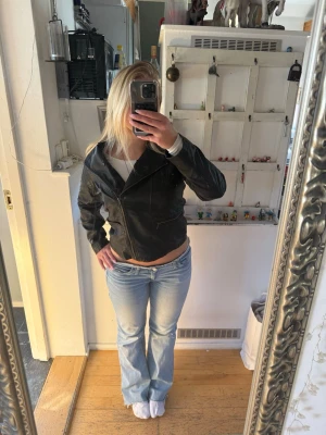 Svart skinnjacka med quiltade detaljer - Säljer en svart skinnjacka från YD!. Jackan har quiltade partier på axlar och rygg, dragkedjor vid fickorna och en klassisk krage. Snygg bikerstil som passar perfekt till jeans och boots.