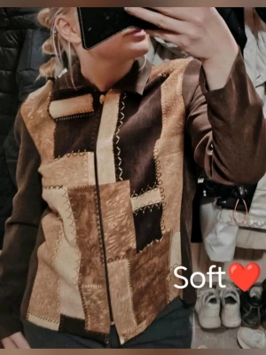 Vintage "Patchwork" jacka i bruna toner❤️ Perfect för sommartider☀️  - Unik patchwork jacka med dragkedja framtill och krage. Perfect för sommardagar☀️ Jackan har olika nyanser av brunt och beige i ett lapptäcksmönster med dekorativa sömmar. Materialet ser ut att vara mjukt och sammetliknande, perfekt för dig som gillar retrostil och vill sticka ut❤️🫶🏻 Passar S-M. Real vintage❤️ 