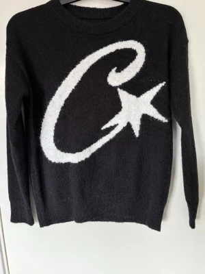 Corteiz tröja - Säljer en corteiz tröja då den inte passar mig längre. Tröjan är i bra skick och har knappast använts. Den är i storlek xxs men passar xs.