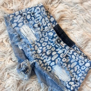 One teaspoon jeansshorts - Midja ca 41 cm! Första bild lånad men samma shorts