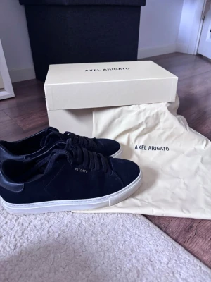 Axel arigsto skor - Clean 90’s arigato svart i stl 38. (Mocka) Använda några gånger men i ett mycket bra skick! Du får med allt på bilden:) 