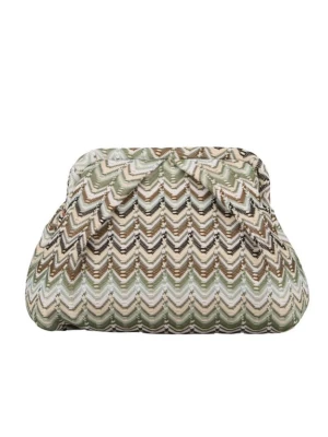 Beck söndergaard - Säljer en kuvertväska från Beck Söndergaard med ikoniskt zigzagmönster. Helt oanvänd med prislapp kvar. Nypris 769 kr