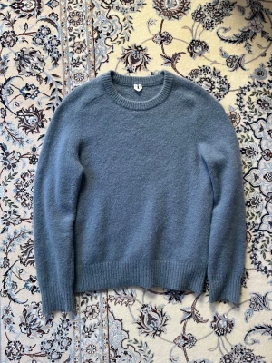 Arket stickad tröja - Mysig blå stickad tröja med rund hals från Arket. ! Endast testad! super skön och perfekt till våren. Storlek S men passar likväl M
