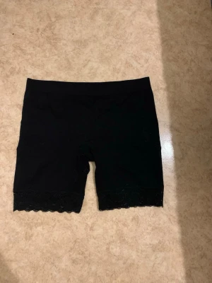 Svarta shorts med spets S/M - Svarta shorts med spets perfekt att ha under kjolar och klänningar