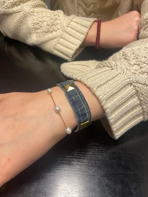 Nitarmband💙 - Superfint mörkblått nitarmband i jeans med guldiga detaljer. På armbanden är det en knapp och ett hål för att kunna fästa det runt handleden, omkretsen på armbandet är ca 18 cm från knappen till hålet!💙