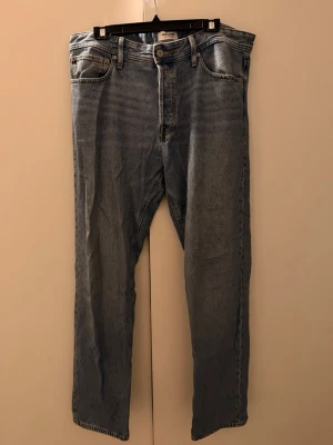Blå jeans relaxed chris  - Säljer ett par klassiska blå jeans från jack & Jones med rak passform modell relaxed chris storlek 36/34