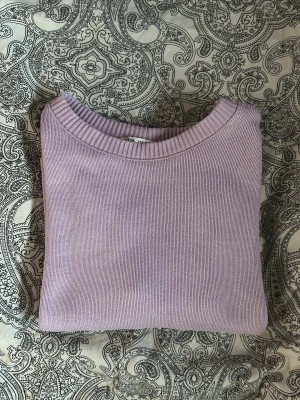 Rosa topp Zara - Supersöt rosa topp från Zara med ribbad struktur och korta ärmar. Lite tjockare i materialet. Normal i storlek.