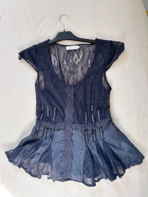 Vintage top - Festlig tröja med spets och paljetter. Det finns även ett snöre på ryggen som kan dras åt eller göras lösare beroende på hur du vill tröjan ska sitta i midjan. Tröjan ser mer blå ut i första bilden än i verkligheten 