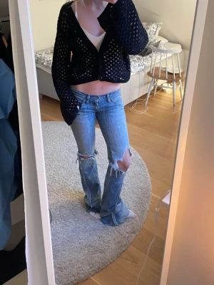 Cool stickad tröja med hållig virkning  - Super fin stickad tröja med hållig virkning 