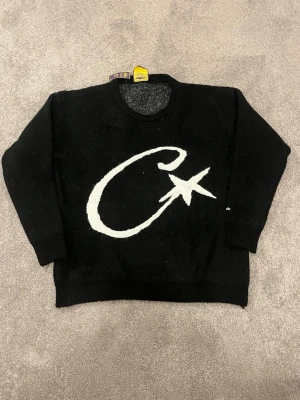 Svart stickad Corteiz sweater  - Aldrig använda helt ny skick med tags. Passar jätte fint inför vintern och de lite kallare dagarna. 