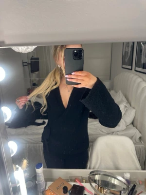 Svart stickad tröja Gina Tricot - Svart skickad tröja från Gina Tricot. Har inte använts många gånger. Har den i storlek M men skulle säga att den passa för nån som har S.😊