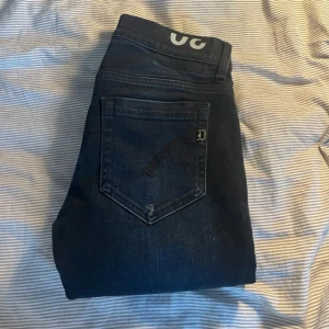 Dondup George  - Mörkblå jeans från Dondup i modell george. Jeansen passar dig om du har 28-30w och 32L. Diskreta slitningar på fram och baksida från fabrik. Hör av dig vid frågor, pris ej hugget i sten.