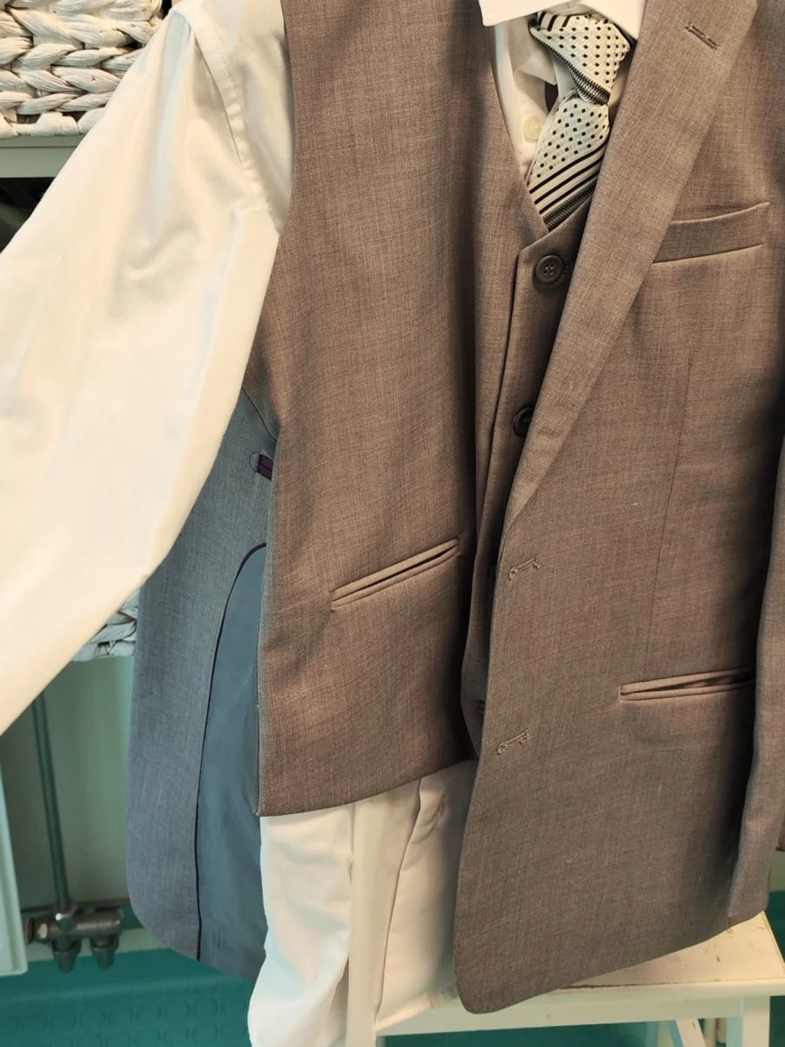 Grå kostym med väst och slips - 1