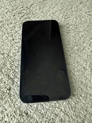 IPhone 13 Pro 256gb - Snygg blå iPhone med stilren design och platt ram. Baksidan är i matt glas och mobilen har tre stora kameror samt blixt. Perfekt för dig som gillar att ta bilder och vill ha en modern smartphone med premiumkänsla.