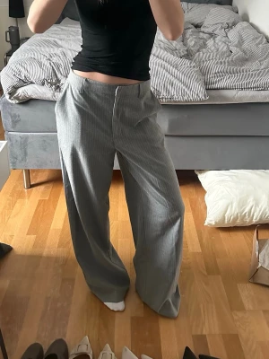 Nakd kostymbyxor  - Vida kostymbyxor från Nakd. Använda fåtal gånger och något noppriga i tyger (bild3) annars i fint skick!