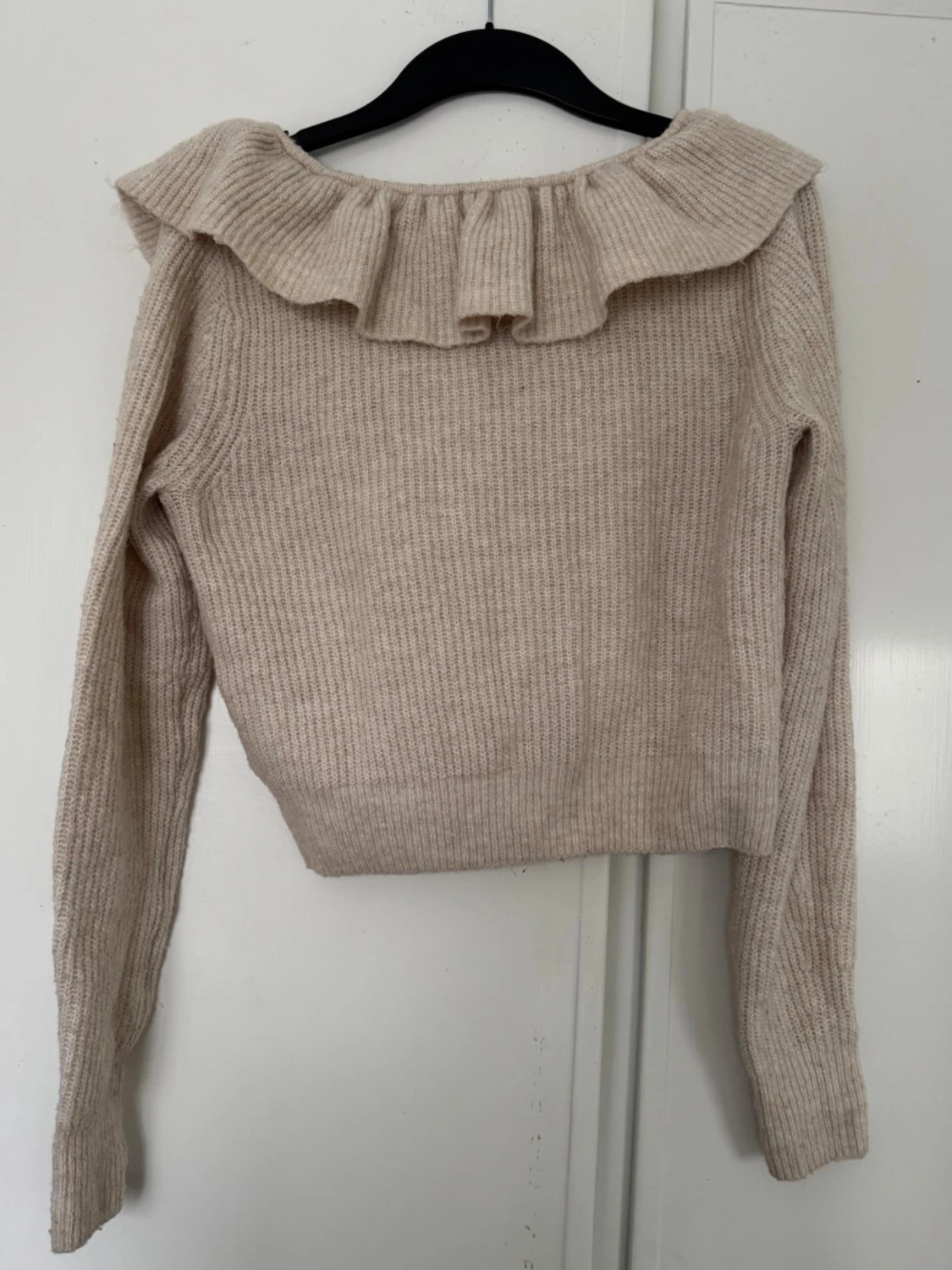 Beige kofta med volangkrage - 1